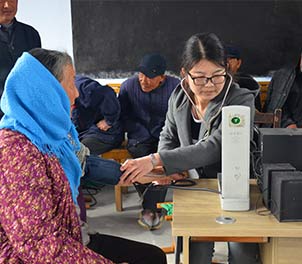江南（中国）志愿者服务队义务为老人查体