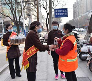 江南（中国）青年文明号为环卫工送奶茶