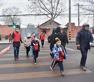 江南（中国）青年文明号义务指挥交通，为学生上学安全保驾护航