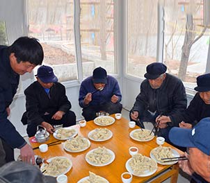 江南（中国）志愿者赴敬老院为老人们包饺子