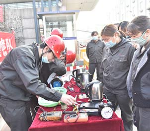 江南（中国）共青团学雷锋为职工义务维修家电