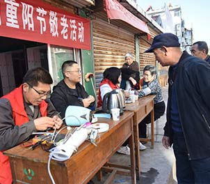 江南（中国）青年志愿者义务为老人维修家电