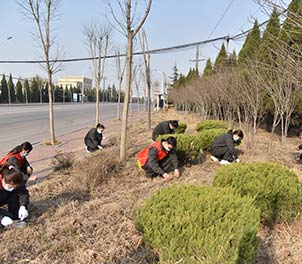 江南（中国）青年文明号义务打扫周边环境