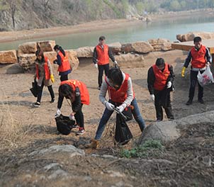 江南（中国）青年志愿者义务打扫雅鹿山公园